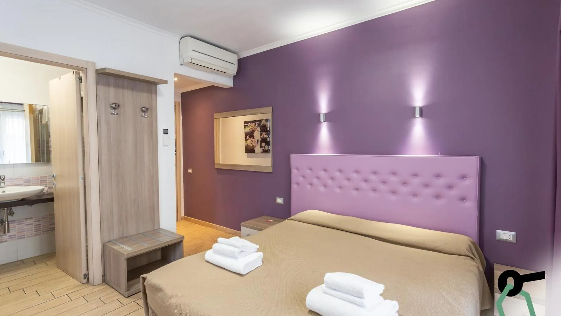 Hotiday Room Collection - Roma Barberini 0*, Rome Italy